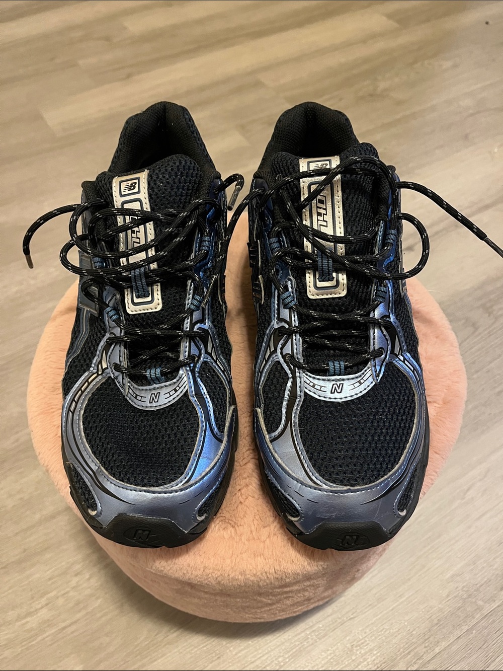 New Balance Men's Black and Silver Athletic Running Shoes